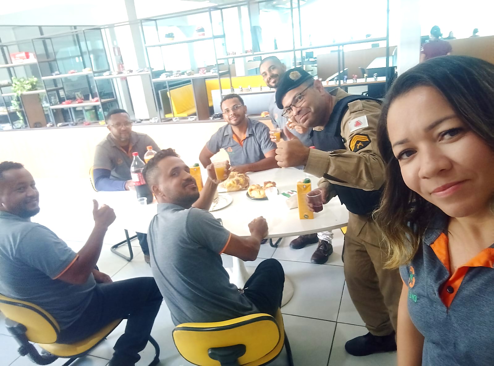 Turma em treinamento de gestão de resíduos perigosos