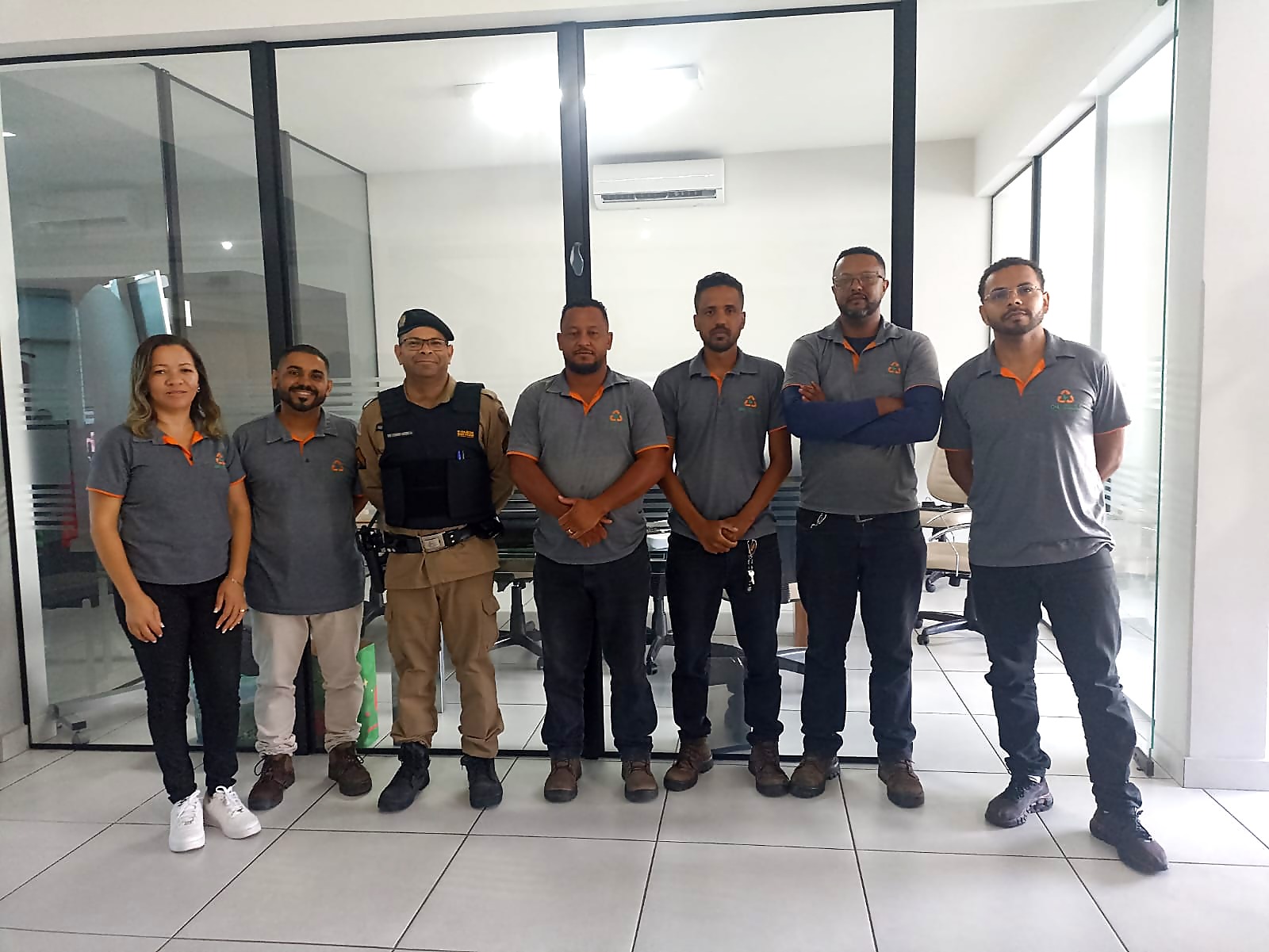 Equipe da D&L Coletas e Transportes na sede da empresa